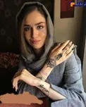 خالکوبی و نوشته های عجیب و غریب روی دستان خانم بازیگر