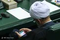 نماینده مجلس در حال چت کردن با موبایل/عکس