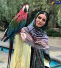 طوطی بزرگ و عجیب خانم بازیگر روی شانه اش+عکس