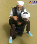 کمک‌رسانی یک روحانی شیعه به روحانی اهل سنت/عکس