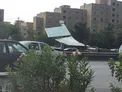 عکس/ واژگونی تابلوی راهنمایی بر اثر باد شدید