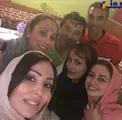 سلفى هنرمندان زن در كنار بازیکنان فوتبال در ساحل خليج فارس+عکس