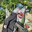 بوسه مادر مهرداد میناوند بر سنگ مزار پسرش/عکس