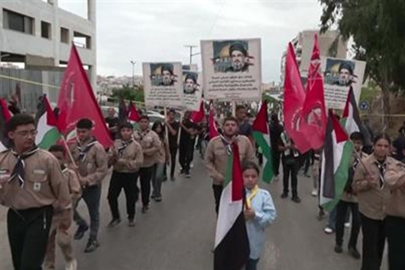 راهپیمایی فلسطینیها در لبنان برای اعلام وفاداری به شهید نصرالله راهپیمایی فلسطینیها در لبنان برای اعلام وفاداری به شهید نصرالله