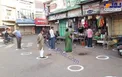 رعایت فاصله به سبک مغازه‌دار هندی در بحران کرونا! +عکس