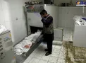 عکسی دردناک از گریه مرد افغان در کنار پیکر بی‌جان دخترش