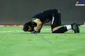 سجده شکر بازیکن استقلال بعد از تساوی+عکس