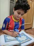 عکس/ شهید کیان پیرفلک در حال قرائت قرآن
