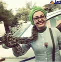 بازیگر زن ایرانی و ماری که دور گردن خود انداخته + عکس