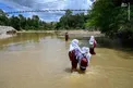 عکس/ عبور از رودخانه برای رسیدن به مدرسه