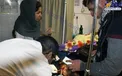جراحی اورژانسی مصدومان زلزله زیر نور چراغ قوه تلفن همراه/عکس