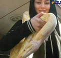 عکسی دیده نشده از بازیگر زن مشهور با ماری دور گردنش
