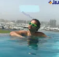 عکس/ بازیگر مشهور در حال شنا کردن