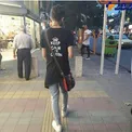 مانتوهای پشت نویسی شده به پسرها هم سرایت کرد!!+عکس