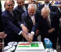 عکس/ ظریف کیک 70 سالگی روابط ایران و پاکستان را برش زد