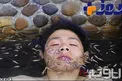 معالجه در استخر پر از ماهی +عکس