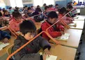 عکس/ اقدام جالب مدارس ژاپن برای حفظ فاصله استاندارد چشم با کتاب
