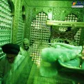 عکس/ حضور سردار سلیمانی در مراسم غباروبی حرم 