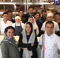 عکس یادگاری نیکی کریمی با آشپزهای یک رستوران