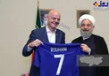 عکس/هدیه رئیس فیفا به روحانی
