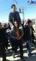 نشستن یک کاندید انتخاباتی روی دوش مردم!+عکس