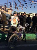 پیرمردی که با دوچرخه خود را به مراسم تشییع پیکر شهدای مقاومت رساند