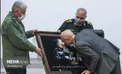 بوسه وزیر علوم بر قاب عکس حاج قاسم/عکس