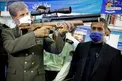 دست به اسلحه شدن وزير دفاع! + عكس