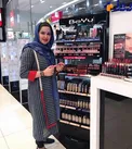 تیپ خانم بازیگر در حال خرید از یک فروشگاه آرایشی+ عکس