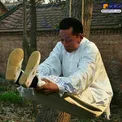 تصویری از مرد 49 ساله چینی که هر روز خود را دار می زند!