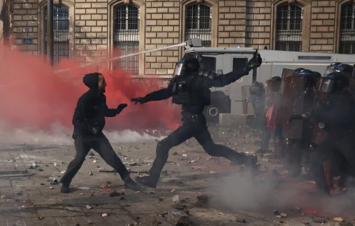 نگو باتوم، بگو شئ سخت/ اینجا فرانسه است! نگو باتوم، بگو شئ سخت/ اینجا فرانسه است!