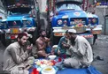 عکسی جالب از افطاری ساده رانندگان کامیون