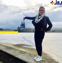 ژست عجیب و غریب خانم بازیگر کنار دریا در خارج از کشور