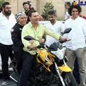 پوشش عجیب و غریب خانم بازیگر پشت موتور به همراه همسرش+عکس