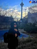 خانم بازیگر با تیپ پاییزی در اطراف برج میلاد!+عکس