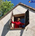 ژست متفاوت خانم بازیگر در کلبه ای خاص + عکس