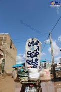 قدردانی جالب یک سیل زده از مردم/ عکس