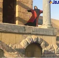 ژست عجیب و غریب خانم بازیگر در یک مکان تاریخی