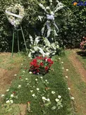 تصویری از مزار مرحوم مریم میرزاخانی در آمریکا