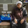 عکس/ روحانی احمدی نژادی جنجالی دستفروش شد