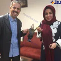 عروسک عجیب و غریبی که خانم و آقای بازیگر در دست دارند+ عکس