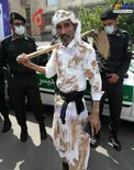 عکس/ داوطلبی با بیل شکسته و لباس گل مالی شده!