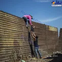 تلاش برای عبور از دیوار در مرز آمریکا و مکزیک!+عکس