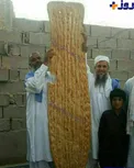عکس/ پخت بزرگترین نان سنگک در بلوچستان