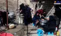 عکس/ زنان شهر سی سخت به صورت خودجوش برای امدادگران غذا آماده می‌کنند