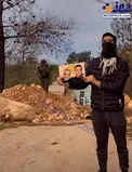 عکس یادگاری با تصویر سردار سلیمانی در چند قدمی سرباز صهیونیستی