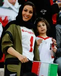 همسر و دختر علیرضا بیرانوند در ورزشگاه آزادی/عکس