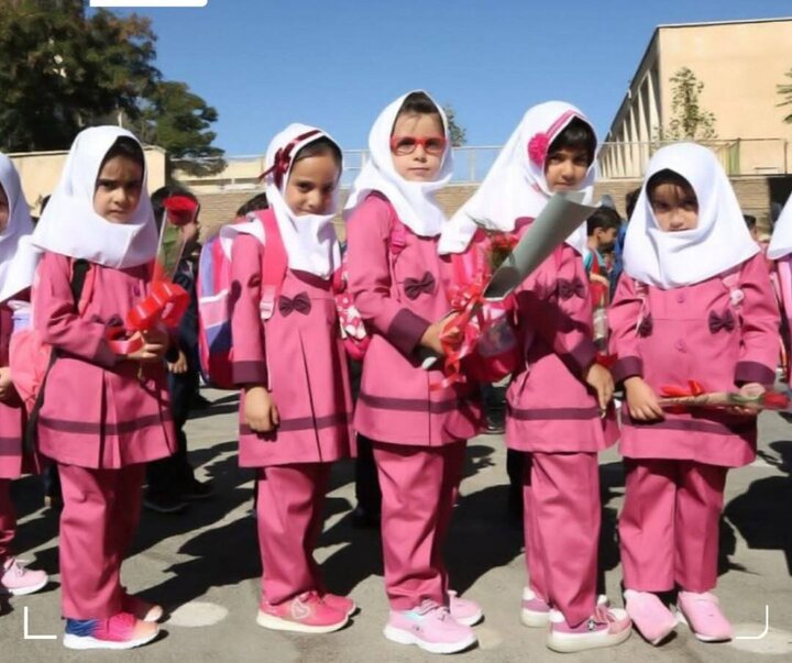قیمت روپوش دانشآموزان و گلایه خانوادهها از اجبار مدارس قیمت روپوش دانشآموزان و گلایه خانوادهها از اجبار مدارس