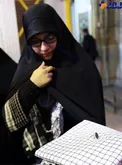 هدیه رهبر انقلاب به همسر شهید حججی در مراسم تشییع+عکس