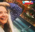 ژست عجیب و متفاوت خانم بازیگر کنار یک حوض